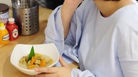 Saat bulan Ramadan, menu berbuka favorit istri dari Junior Liem ini adalah kolak. Menu favoritku untuk berbuka tetap kolak, tulis Putri Titian pada captions fotonya. Foto: Instagram Putri Titian
