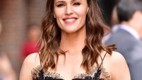 Jennifer Garner ternyata sangat suka berkebun. Tak tanggung-tanggung, dirinya menanam beragam sayuran untuk dikonsumsi sendiri. Foto: Istimewa