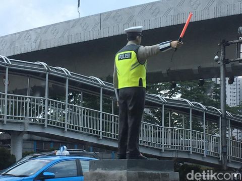 Ada Patung Polisi di Semanggi, Buat Apa Ya?