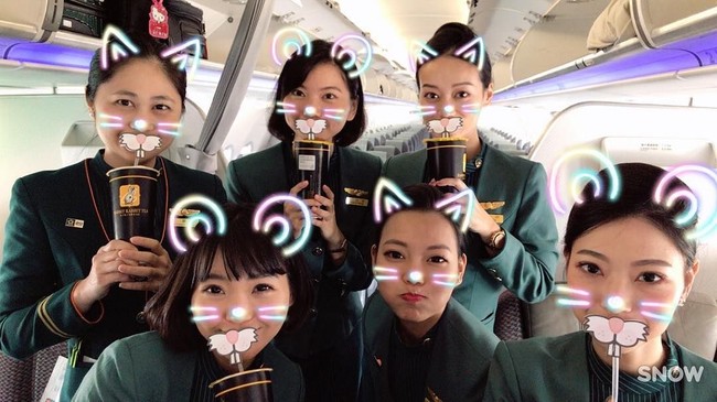Pesona para pramugari Eva Air belakangan viral karena disebut mirip penyanyi idol di Asia Timur. Foto: Instagram