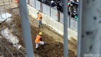 Pekerja meratakan tanah di lokasi proyek LRT Jabodebek.