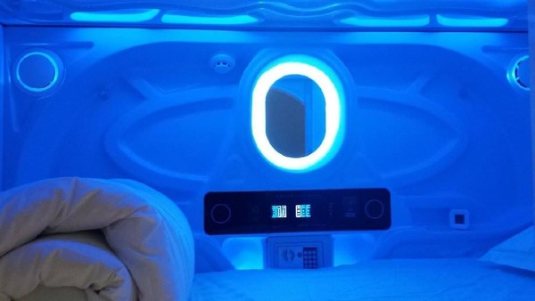 Uniknya, di dalam kamar ada sebuah kaca dengan lampu untuk berias. Kaca di desain unik seperti layar komputer yang futuristik. Seru banget! (Facebook/Galaxy Pods Hotel) Uniknya, di dalam kamar ada sebuah kaca dengan lampu untuk berias. Kaca di desain unik seperti layar komputer yang futuristik. Seru banget! (Facebook/Galaxy Pods Hotel)