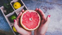 Tampil dengan tubuh langsing dan seksi, Jenifer Lopez punya rahasianya. Selain rajin berolahraga, penyanyi berusa 48 tahun ini konsumsi grapfruit untuk menjaga tubuh langsingnya dan cegah kerutan pada wajah. Foto: Istimewa