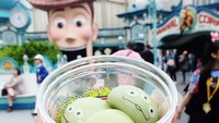 PLesir ke Jepang, Tian menemukan makanan unik yakni mochi bentuk little green alien. Emesssssssssssh.... tulis Tian pada postingannya. Foto: Instagram Putri Titian