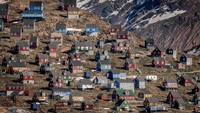 Yang unik di Greenland, rumah-rumah masyarakatnya di sana berwarna-warni. Mungkin agar mudah terihat kala tertutup salju di musim dingin ya? (Mads Pihl/Visit Greenland)