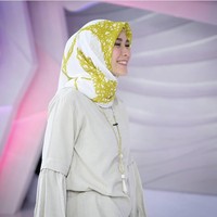 Dibandingkan Laudya Cynthia Bella dan Natasha Rizky, Zaskia Mecca sudah lebih dulu mengeluarkan koleksi scarf motif. Pilihan warna dan bahannya pun cukup beragam. Foto: Dok. Instagram