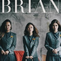 Sedangkan di foto ini, para wanita yang bekerja dalam pesawat tersebut terlihat lebih edgy. Foto: Instagram