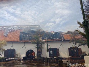 Petugas Masih Padamkan Sisa Api di Museum Bahari