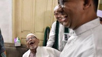 Foto ini adalah perjumpaan kami yang terakhir, tepat sebulan yang lalu, 14 Desember 2017. Di Kwitang saat acara Maulid. Kita bercanda sampai kita semua tertawa lepas, ujar Anies dalam akun Instagram-nya, @aniesbaswedan. (Foto: Dok. Anies Baswedan)