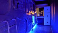 Masuk di dalamnya, tidur dengan nyaman dengan lampu biru dan ungu yang keren. Benar-benar seperti di dalam pesawat luar angkasa! (Facebook/Galaxy Pods Hotel)