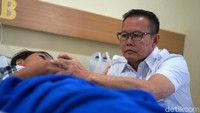 Ia langsung terbang dari Sumatera Selatan pada Selasa pagi khusus untuk menjenguk warganya di Rumah Sakit Angkatan Laut (RSAL) Mintohardjo, Bendungan Hilir, Tanah Abang, Jakarta Pusat pada Selasa (16/1/2018).