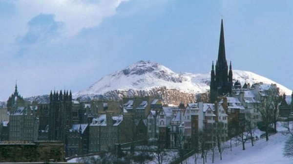Princess Street Garden menyajikan suasana Natal dengan pohon yang besar, area skating dan bianglala di Skotlandia. Semuanya berlatar Kastil Edinburgh (Scottish Viewpoint/CNN)