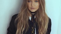 Ini sosok cantik kakak Bella Hadid saat menyempatkan minum kopi di sela-sela pekerjaannya. Terlihat ia memegang cup minuman Starbucks. Foto: Instagram gigihadid