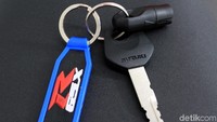 Penambahan varian GSX-R150 terbaru yang memakai Shuttered Key System atau anak kunci tidak mengganggu pengendaranya ketika ngebut.
