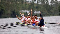 Para pedayung melakukan latihan ditemani Menpora Imam Nahrawi dan juru bicara Kemenpora Anindya Putri Kusuma. Pool/Kemenpora.