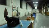 Traveler yang pernah berkunjung ke Blok C Museum Bahari pasti tahu, ada begitu banyak miniatur perahu yang semuanya terbuat dari kayu. Besar kemungkinan diorama itu juga dilalap oleh sang jago merah (Randy/detikTravel)