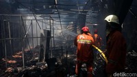 Puing-puing sisa kebakaran menumpuk di dalam gedung.