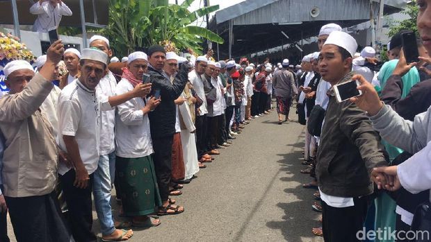 Jenazah Habib Kwitang Dibawa ke Masjid Ar-Riyadh untuk Dimakamkan