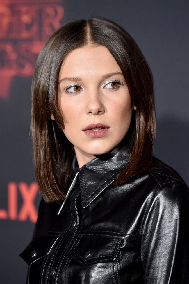 Millie yang makin cantik dan dewasa, kini rambutnya berpotongan long bob yang ditata lurus. Foto: Getty Images
