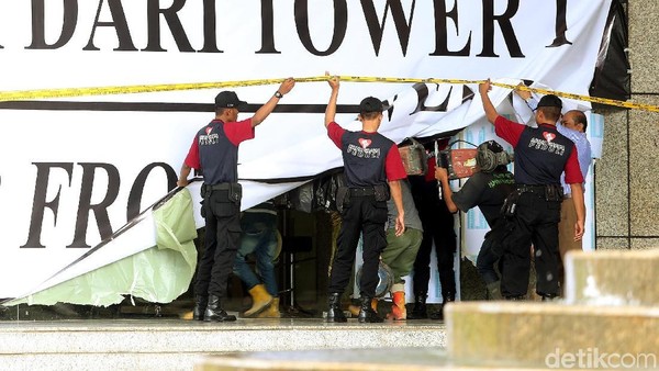 Foto: Suasana Depan Gedung BEI Pasca Selasar Ambruk