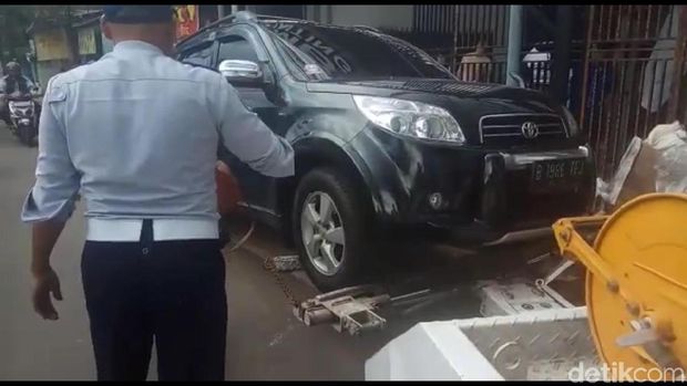 Tak Terima Mobilnya Diderek, Wanita Ini Ngamuk ke Petugas Dishub