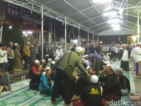 Pelayat yang berada di Masjid Al-Awwabin