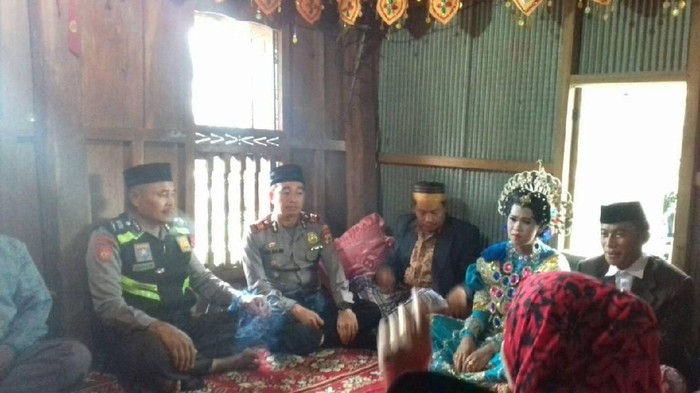 Berduaan di Kebun Rambutan, Pasangan Ini Dinikahkan Tokoh Adat
