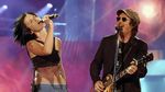 Melihat Lagi Aksi Panggung Vokalis The Cranberries Dolores ORiordan