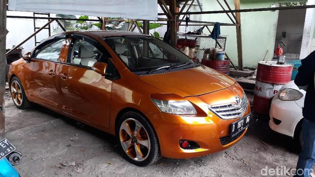Mobil bermuka dua di pool taksi GR