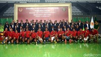 Para atlet berfoto bersama pengurus PP Pelti. Pool/Pelti.