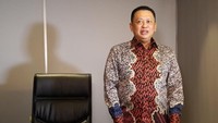 Bamsoet baru tiba di DPR pada sore hari. Dia kemudian menuju ke ruangannya