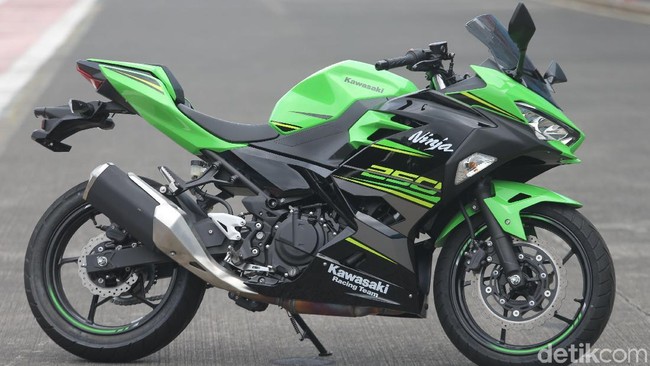 Geber Kawasaki Ninja 250 Baru di Sentul Foto: Agung Pambudhy Geber Kawasaki Ninja 250 Baru di Sentul Foto: Agung Pambudhy