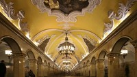 Kalau Stasiun Avtovo Metro di Petersburg, Russia ini lebih terlihat seperti Ballroom dansa.  