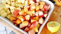 Foto ini jadi salah satu bukti kalau Gigi gemar masak. Ia menyiapkan potongan apel dan peach untuk membuat apple peach crumble. Foto: Instagram gigihadid