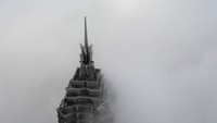 Pada hari tersebut, kota Shanghai juga berkabut. 