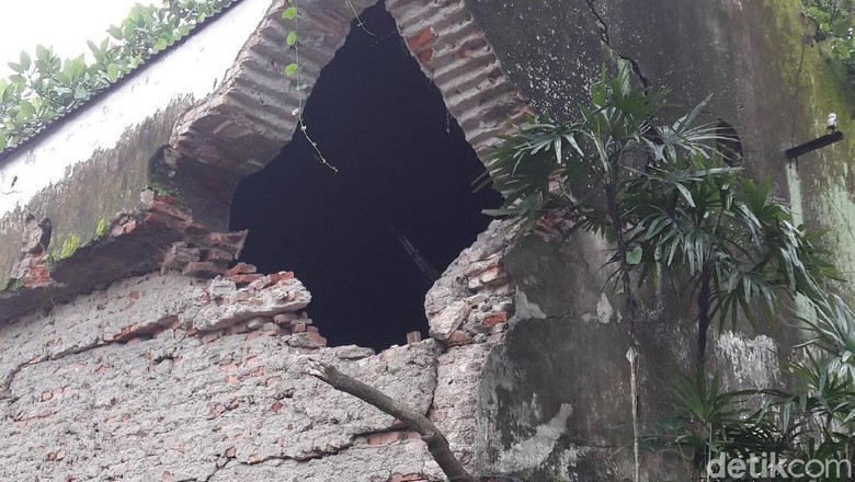 Tembok Ambruk Keraton Surakarta Belum Pernah Diperbaiki Sejak 1920 Tembok Ambruk Keraton Surakarta Belum Pernah Diperbaiki Sejak 1920
