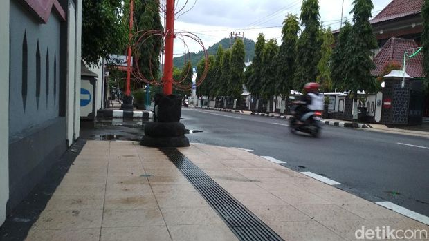 Guiding block di Trenggelek tabrak tiang/
