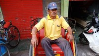 Surip (52) sudah sekitar 5 tahun jadi tukang becak. Saya sebelumnya petani di kampung saya di Brebes, ujarnya. Dia mengaku setidaknya sehari bisa mendapat Rp 50 ribu dari menarik becak. Kadang-kadang apes sepi penumpang.