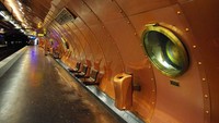 Stasiun kereta dengan desain ala kapal selam tipe besar ini namanya Arts Et Métiers Paris, Prancis.  