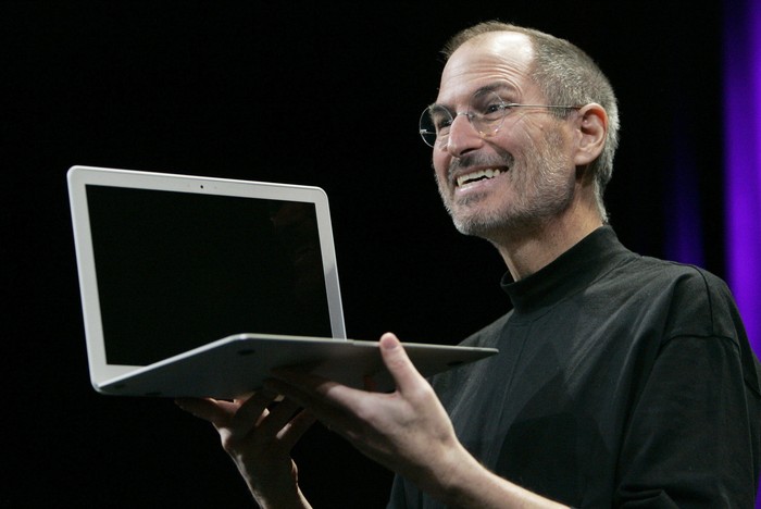 Steve Jobs memegang MacBook Air. Foto: internet Steve Jobs memegang MacBook Air. Foto: internet