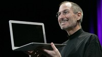 Apple CEO Steve Jobs shows the new MacBook Air during the Macworld Convention and Expo in San Francisco, California January 15, 2008.     REUTERS/Robert Galbraith (UNITED STATES)