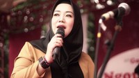 Risa Sarasvati yang tenar karena jadi penulis kisah Danur ini sebenarnya sudah mantap menutup auratnya sejak akhir 2017. Tapi masuk 2018 publik seperti semakin sadar dengan penampilannya kini yang tertutup. Foto: Instagram/ist