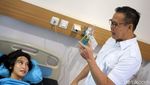 Bupati Lahat Aswari Rivai Jenguk Korban Jatuhnya Selasar BEI