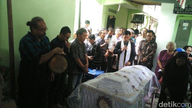 Jenazah Sujud Kendang disemayamkan di rumah duka. 