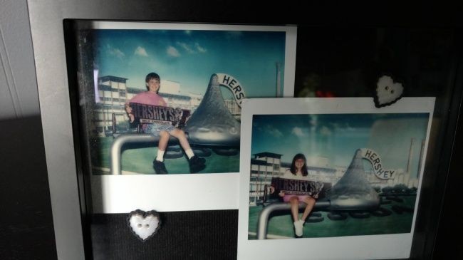 Pasangan suami-istri ini sama sekali tidak menyangka kalau mereka sebenarnya sudah ditakdirkan bertemu sejak masa kanak-kanak. Ketika itu keduanya sama-sama berusia 10 tahun dan berfoto di lokasi yang sama saat liburan. Baru 30 tahun setelah foto tersebut dibuat mereka bertemu. Foto: Dok. Instagram thewaywemet, Reddit