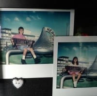 Pasangan suami-istri ini sama sekali tidak menyangka kalau mereka sebenarnya sudah ditakdirkan bertemu sejak masa kanak-kanak. Ketika itu keduanya sama-sama berusia 10 tahun dan berfoto di lokasi yang sama saat liburan. Baru 30 tahun setelah foto tersebut dibuat mereka bertemu. Foto: Dok. Instagram thewaywemet, Reddit