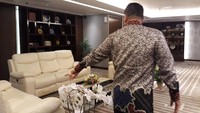 Sofa tamu peninggalan Novanto juga telah diganti yang baru dengan berwarna putih. Sofa itu bermerek Bernini.