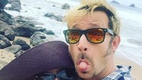 Namun bassist berusia 45 tahun itu kerap bertingkah konyol baik di atas panggung maupun di kesehariannya. (Dok. Instagram)