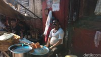 Para PKL tak dibatasi jam berjualan dan tak terlihat muka cemas mereka akan digusur dagangannya oleh petugas ketertiban setempat karena memang belum ada petugasnya, sepengetahuan saya. Bapak ini selain menjual kachori juga menjual jalebi (masaul/detikTravel) 