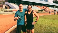 Selfie juga tak lupa dilakukan bersama temannya setelah olahraga lari. Foto: Instagram @vjdaniel